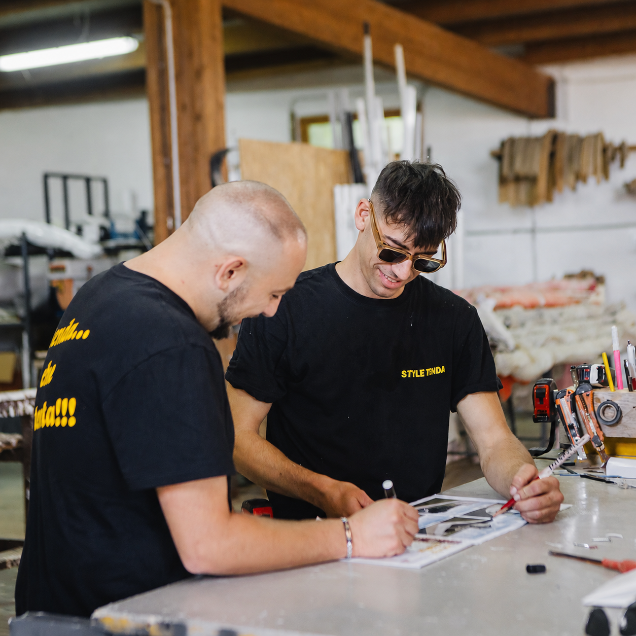 Lorenzo e Federico di Style Tenda in officina