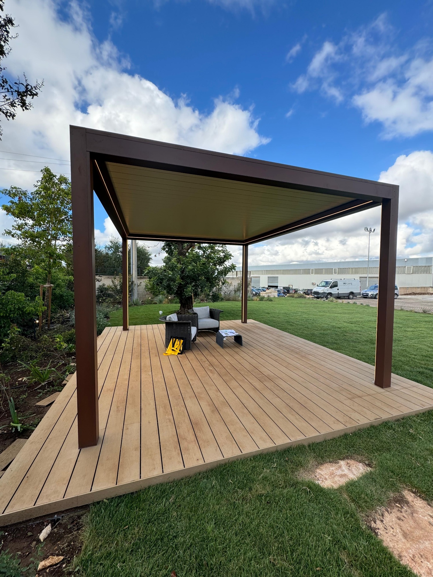 Pergola bioclimatica in alluminio marrone